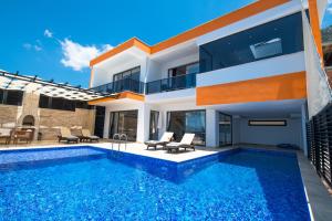 eine Villa mit Swimmingpool und ein Haus in der Unterkunft Premium3 in Bezirgân