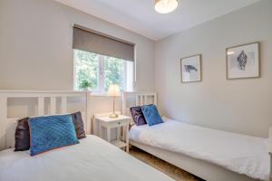 une chambre avec deux lits et une fenêtre dans l'établissement Spacious & Stylish 5BR Townhouse - Free Parking, à Manor