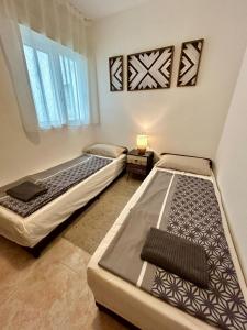 Dos camas sentadas en una habitación con en Hola Torrevieja, en Torrevieja