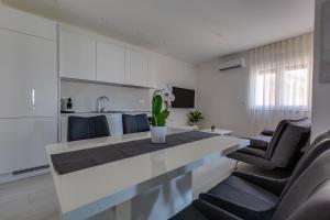 Kuchyňa alebo kuchynka v ubytovaní Penthouse Apartments Dora Kukljica