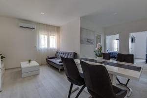 Posedenie v ubytovaní Penthouse Apartments Dora Kukljica