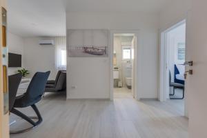 Televízia a/alebo spoločenská miestnosť v ubytovaní Penthouse Apartments Dora Kukljica