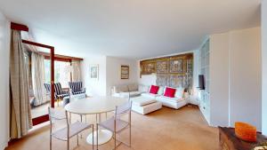 a living room with a table and a couch at Abitaziun Quadratscha 20 - Samedan in Samedan