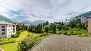 a view of a resort with mountains in the background at Abitaziun Quadratscha 20 - Samedan in Samedan