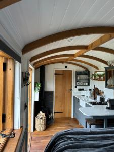 Η κουζίνα ή μικρή κουζίνα στο Ambrose Hut, Private, romantic, luxury Shepherd Hut with own Hot Tub