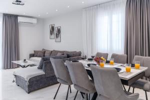 a living room with a table and a couch at Villa Amantia in Kouvaláta