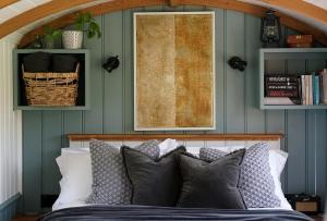 Χώρος καθιστικού στο Ambrose Hut, Private, romantic, luxury Shepherd Hut with own Hot Tub