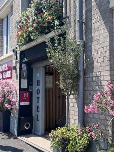 a front door of a building with flowers at Hôtel de la gare in Choisy-le-Roi