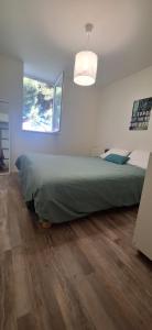 Ένα ή περισσότερα κρεβάτια σε δωμάτιο στο Grand cottage le pré bleu 11mn lac