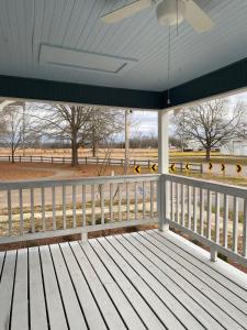 Balkón nebo terasa v ubytování Cozy Chestnut Cottage- Downtown favorite!