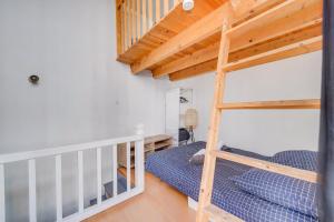 En eller flere senge i et værelse på CHARMANT STUDIO DUPLEX 19 m2 - BORDEAUX CENTRE HISTORIQUE