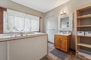 Un baño con bañera, lavabo y espejo. en Dragonfly Cove - Nature-inspired Lakeside Living, en Tobermory 27 fotos más