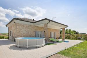 MoascaCasa di Ercolino的院子里有游泳池的房子