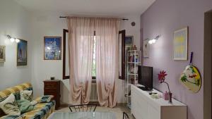 a living room with a couch and a window at Casa Fiorello in Città della Pieve