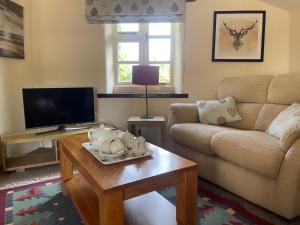 ein Wohnzimmer mit einer Couch und einem Couchtisch in der Unterkunft South Sandpark Cottage in Barnstaple