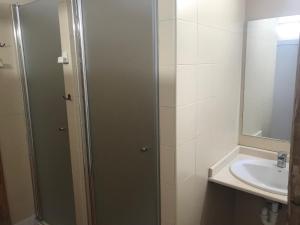 un baño con ducha y lavabo en Albergue MUNICIPAL El Corro de Belorado, en Belorado 7 fotos más
