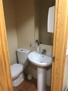 un baño con inodoro y lavabo en Albergue MUNICIPAL El Corro de Belorado, en Belorado