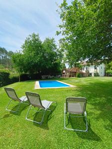 Bazén v ubytovaní A Viña de Lina. Turismo rural con piscina y finca. alebo v jeho blízkosti