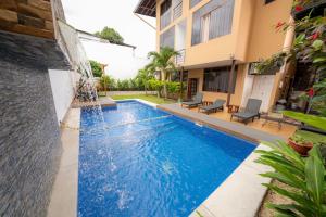 a swimming pool in front of a building at Paraiso Wasi in Tarapoto