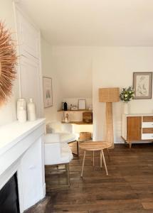 a living room with a fireplace and a table at Le Clos Notre Dame hôtel particulier hypercentre Poitiers in Poitiers