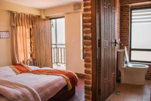 Giường trong phòng chung tại HOTEL LAYAKU DURBAR