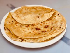 twee tortilla's op een wit bord op een tafel bij SHER e PUNJAB HOSTEL in Baku +48 foto's