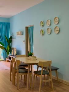 a dining room with a wooden table and chairs at Mama King’s Homestay@ Palas Horizon in Brinchang
