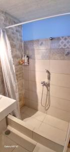 Ένα μπάνιο στο Cosy Studio with breathtaking view