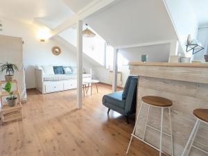 un soggiorno con un divano e un letto di Studio 3 couchages vue mer a Châtelaillon-Plage