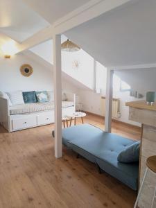 un soggiorno con un letto e un divano di Studio 3 couchages vue mer a Châtelaillon-Plage