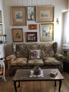 una sala de estar con un sofá y una mesa en Dpto Nenucha, en Bahía Blanca