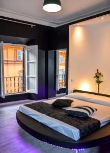 ein großes Bett in einem Zimmer mit zwei Fenstern in der Unterkunft Good Life Via Veneto in Rom