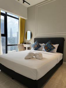 een slaapkamer met een groot bed met een groot raam bij Residence Axon Apartment Bukit Bintang by TaheeenS in Kuala Lumpur +98 foto's