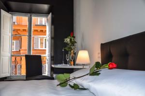 ローマにあるGood Life Via Venetoのベッドルーム1室(ベッド1台、ランプ付きテーブル付)