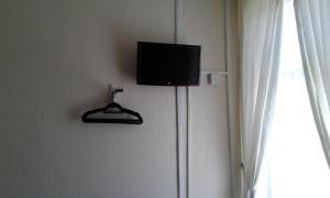 una TV a schermo piatto su una parete accanto a una finestra di Strides Hotel a Blackpool Altre 33 foto