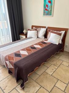 ein großes Bett in einem Zimmer mit Fenster in der Unterkunft Kaliakria resort view of the black sea in Topola + 83 Fotos