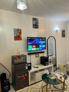TV a/nebo společenská místnost v ubytování Tsavo Residence