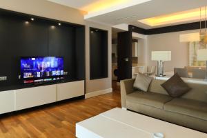 ein Wohnzimmer mit Couch und Flachbildfernseher in der Unterkunft VIP Apartment & Residence Baku in Baku