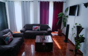 Una sala de estar con dos sofás y una mesa de café. en Departamentos "GARCÍA LÓPEZ" es amplio muy acogedor 2 dormitorios y cerca del Auditorio Guelaguetza, en Oaxaca City