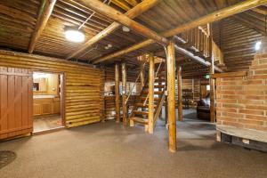 una habitación con paredes y escaleras de madera en un edificio en Log Cabin at Rainier Lodge (0.4 miles from entrance), en Ashford