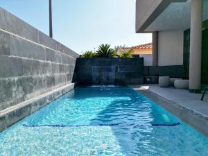 ein Swimmingpool mitten in einem Haus in der Unterkunft Villa romeritas in Puerto de Mazarrón