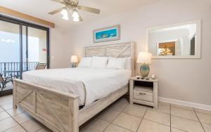 Giường trong phòng chung tại Phoenix X 1412 condo