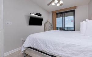 Giường trong phòng chung tại Phoenix X 1412 condo