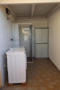an empty room with a bathroom with a shower backdoor at La casetta di Gabry - Torre Specchia Ruggeri in Torre Specchia Ruggeri