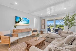 Posezení v ubytování Coastal Luxe Villa