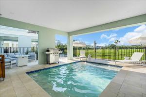 Bazén v ubytování Coastal Luxe Villa nebo v jeho okolí