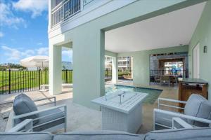 Balkón nebo terasa v ubytování Coastal Luxe Villa