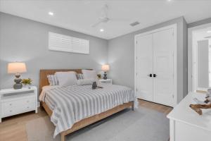 Postel nebo postele na pokoji v ubytování Coastal Luxe Villa + 33 fotografií