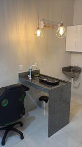 una cucina con una scrivania con un lavandino e una sedia di 104 FLATS MAGGUINE Interlagos a Rio Verde Altre 5 foto