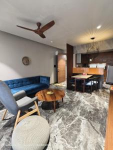 Χώρος καθιστικού στο RAJMUDRA Premium 1BHK - Peaceful Retreat +8 φωτογραφίες